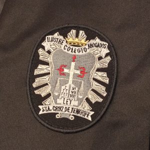 ESCUDO ICATF EN TOGA